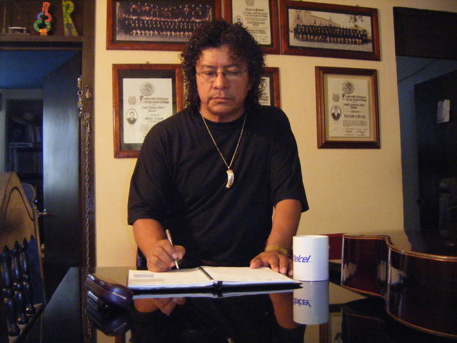 EDDY SILVA COMPONIENDO EN SU ESTUDIO